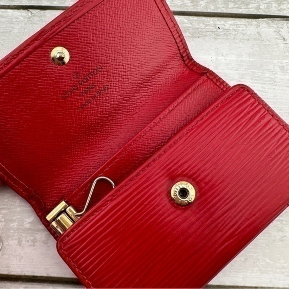 AUTHENTIC Louis Vuitton key holder. Red.